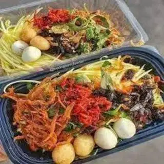 Hình ảnh Bánh tráng trộn sốt bò full topping