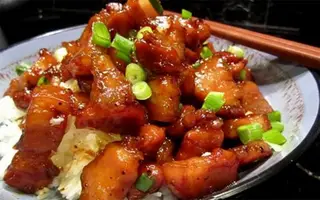 Hình ảnh Cơm chiên trứng ba rọi cháy cạnh sốt cay