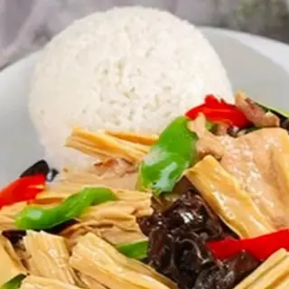 Hình ảnh Cơm thịt bò xào tàu hũ ky - 竹炒牛肉盖饭