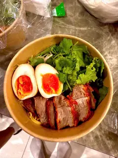 Hình ảnh Mì trộn xá xíu tóp mỡ - trứng lòng đào đặc biệt