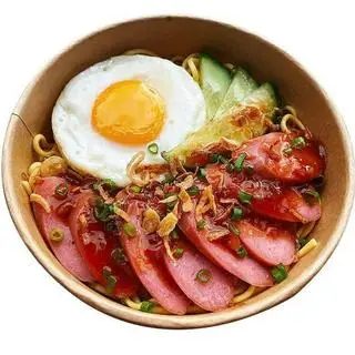 Hình ảnh Mì trộn xúc xích - trứng