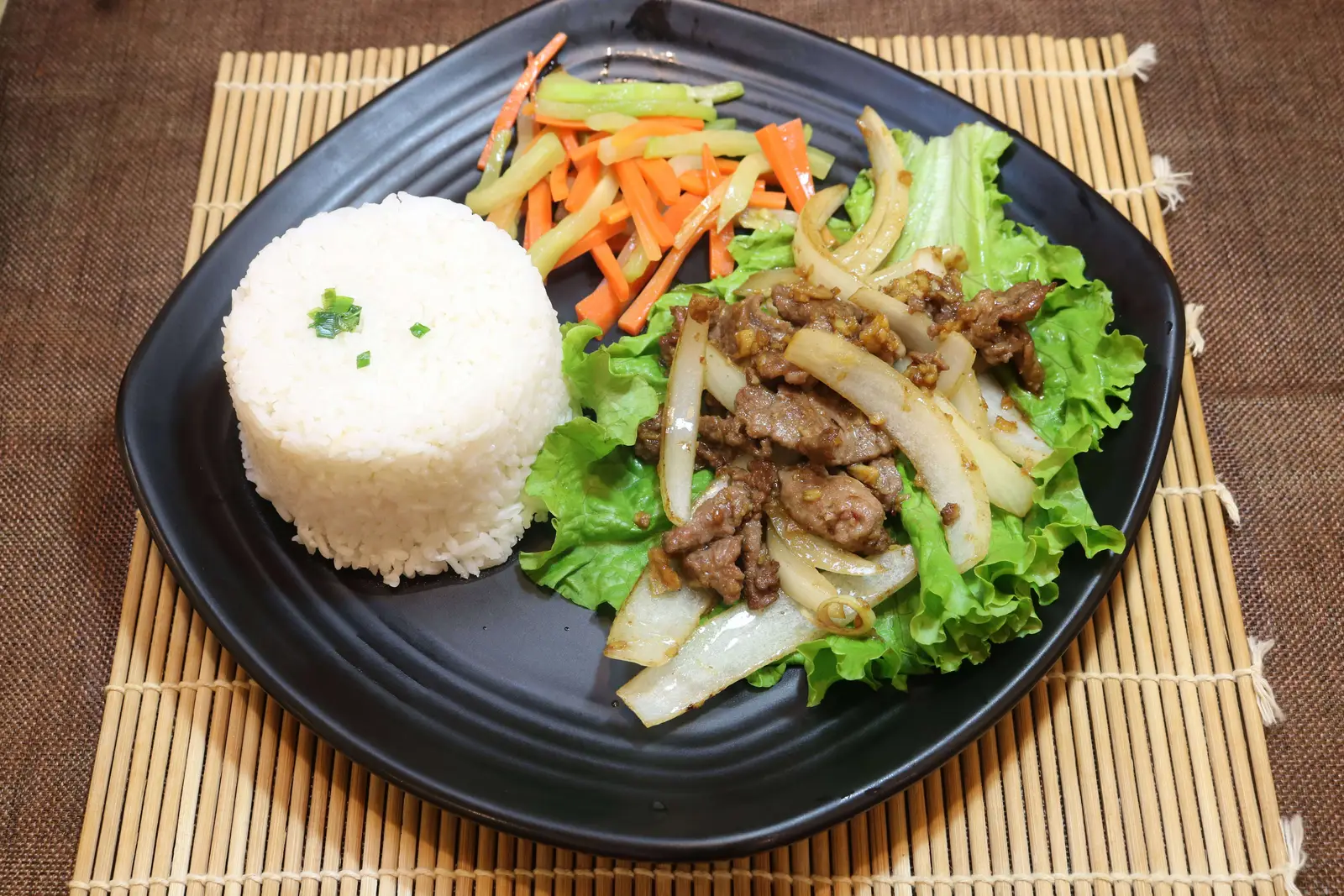 Hình ảnh Cơm chiên bò xào cần hành
