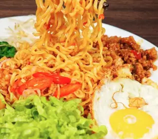 Hình ảnh Mỳ trộn xúc xích trứng ốp la