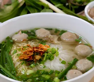 Hình ảnh Hủ tiếu thịt + bò viên +huyết