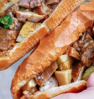 Hình ảnh Bánh mì phá lấu mặn