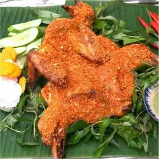 Hình ảnh Gà nướng muối ớt - nguyên con kèm trà hoa quả hoặc Coca