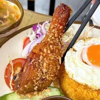 Hình ảnh Cơm đảo gà đùi tỏi sốt mắm