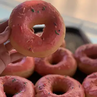 Hình ảnh Donut dâu