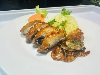 Hình ảnh Cơm gà sốt mắm tỏi - tép rừng lá chanh - G2