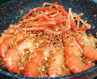 Hình ảnh 4-5 con tôm càng lớn cháy tỏi 0.5-0.6kg