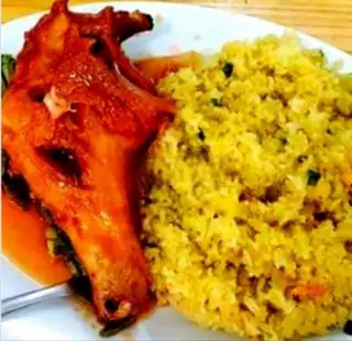 Hình ảnh Cơm rang đùi gà sốt