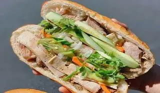 Hình ảnh Bánh mì chả lụa