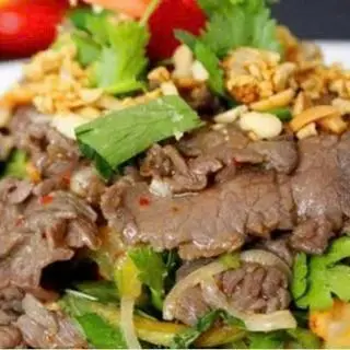 Hình ảnh Gỏi bò Quế Sơn bóp thấu rau thơm