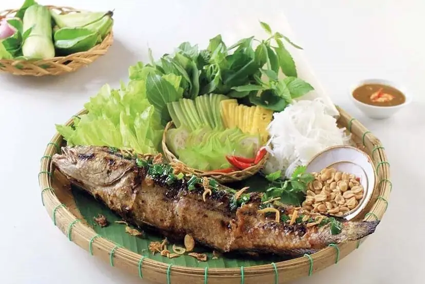 Hình ảnh Cá lóc nướng rau rừng (con vừa)