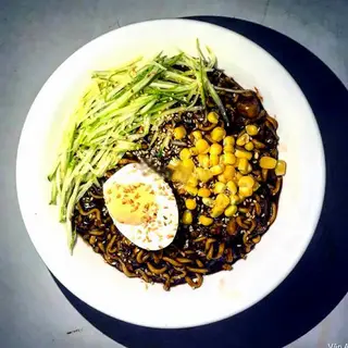 Hình ảnh Mỳ đen jajang trứng