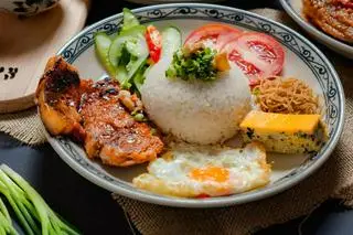 Hình ảnh Cơm sườn bì chả ốp la