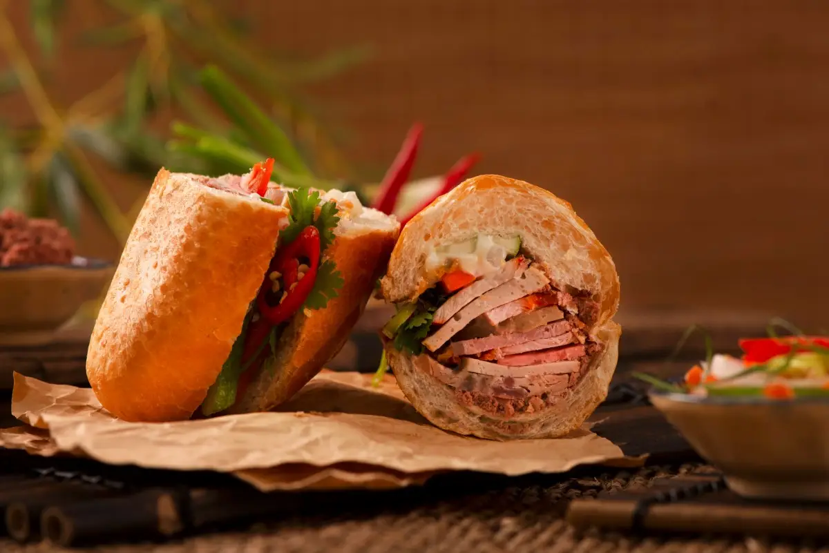 Hình ảnh Bánh Mì Thịt Xá Xíu , Chả Lụa