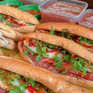 Hình ảnh Bánh mì chả cốm xúc xích