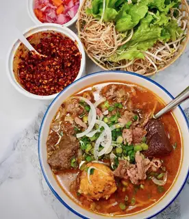 Hình ảnh Bún bò đặc biệt full topping