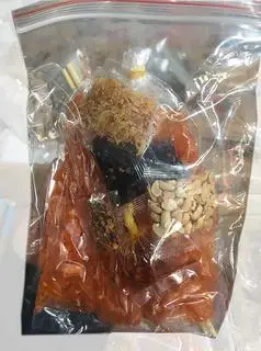 Hình ảnh Bánh tráng đỏ sốt me sate