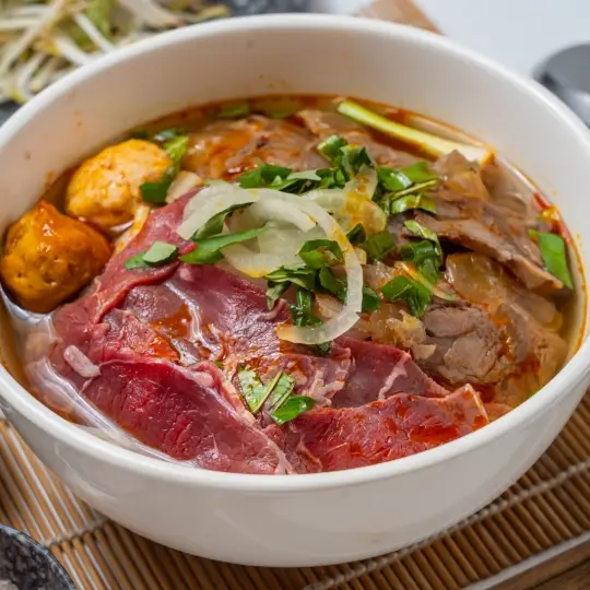 Hình ảnh Bún bò tái bắp chả