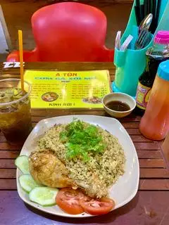 Hình ảnh Cơm Gà Xối Mỡ Đùi Tỏi