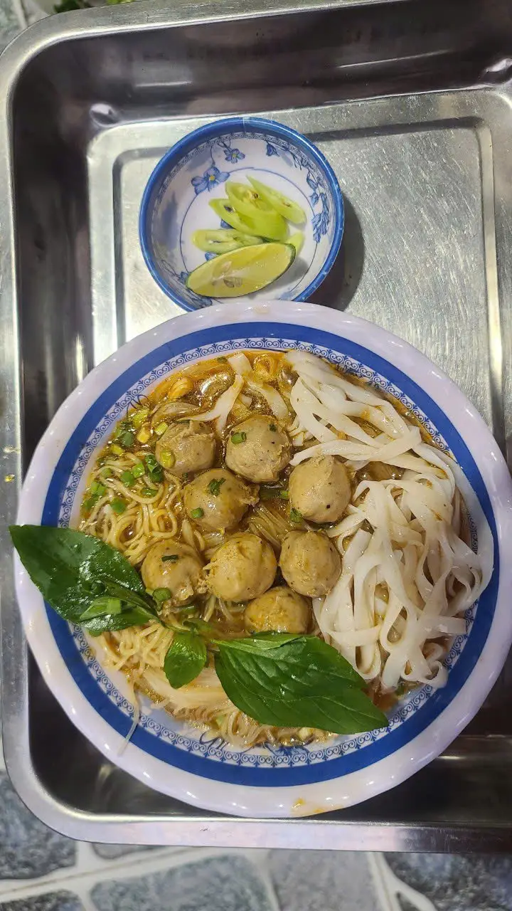 Hình ảnh Hủ tiếu mì mềm bò viên - nước bò kho