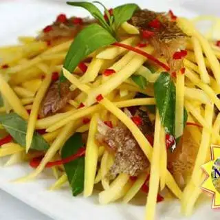 Hình ảnh Gỏi xoài khô gà tóp mỡ cháy tỏi đặc biệt