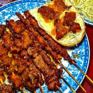 Hình ảnh Combo 5 xiên heo - 1 bánh mì bơ
