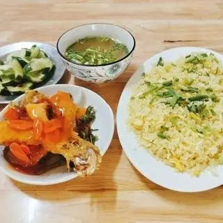 Hình ảnh Cơm rang đùi gà chiên