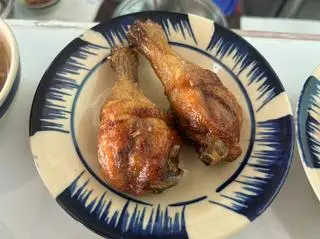 Hình ảnh Cơm đùi gà chiên giòn