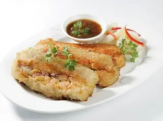 Hình ảnh Bánh trưng rán - dưa chuột - tương ớt muối