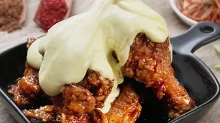 Hình ảnh Combo gà nửa con phủ 2 sốt kèm nước ngọt