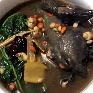 Hình ảnh Gà ác tần hầm ngải cứu thuốc Bắc đủ vị
