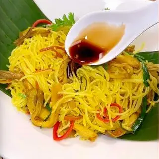 Hình ảnh Bún thịt xào nghệ - trà đào xí mụi