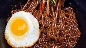 Hình ảnh Mì tương đen trứng