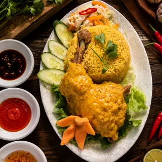 Hình ảnh Cơm gà xối mờ -  xốt hoàng kim