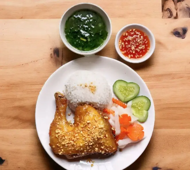 Hình ảnh Cơm gà sốt mắm tỏi lớn