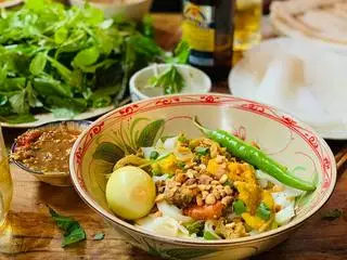 Hình ảnh Mì quảng gà tôm trứng