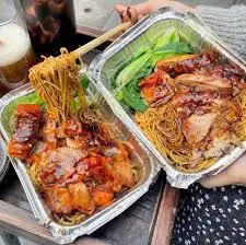 Hình ảnh Mỳ trộn vịt quay trứng ốp la lòng đào