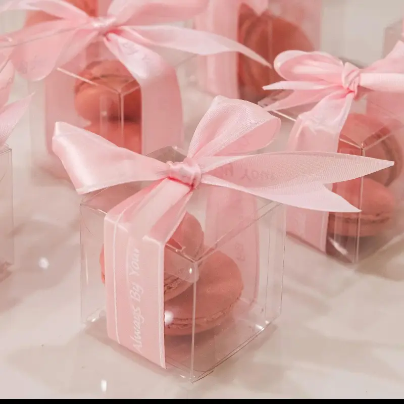 Hình ảnh Hộp vuông thắt nơ 2 bánh Macaron