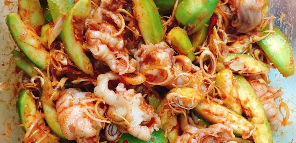 Ảnh bìa Ăn Vặt Cậu Vàng - Chân Gà Sả Tắc - Chân Gà Sốt Thái - Tai Heo Sốt Thái - Hoàng Hoa Thám