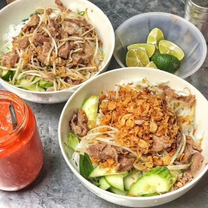Ảnh bìa YLY - Chè Khúc Bạch & Bún Bò Trộn - Hoàng Mai