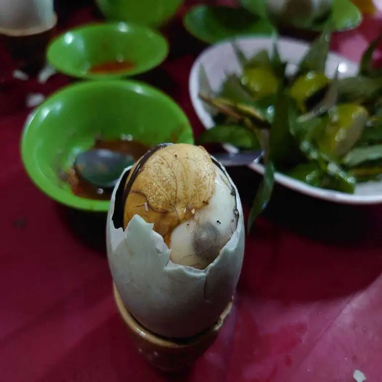 Ảnh bìa Trứng vịt lộn Tomly Tiến - Nguyễn Chí Thanh