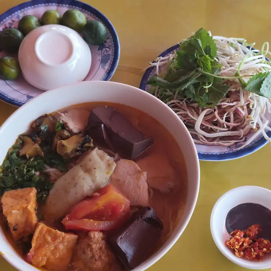 Ảnh bìa Bún Riêu, Canh Bún & Hột Vịt Lộn - Phạm Văn Chiêu