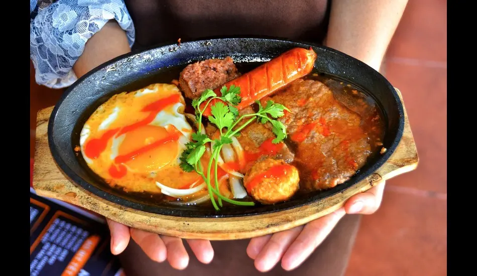 Ảnh bìa A Má Sài Gòn - Bò Né, Mì Xào & Miến Trộn - Đường Số 9