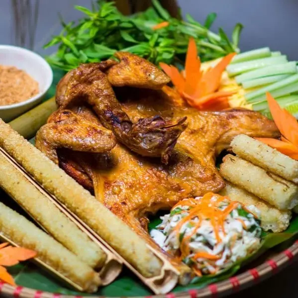 Ảnh bìa Gà Nướng Cơm Lam Tây Nguyên Xanh - Nguyễn Thị Tú