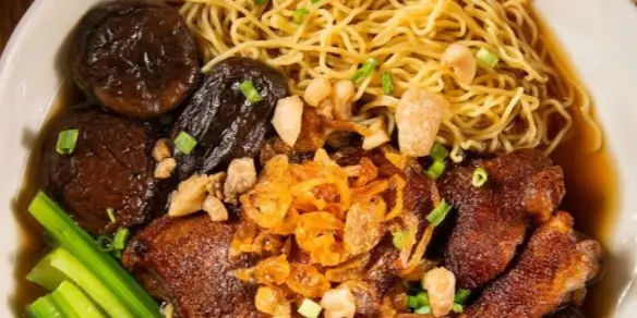 Ảnh bìa Tân Hoà Ký - Mì Vịt Tiềm, Hoành Thánh & Sủi Cảo - Cách Mạng Tháng 8