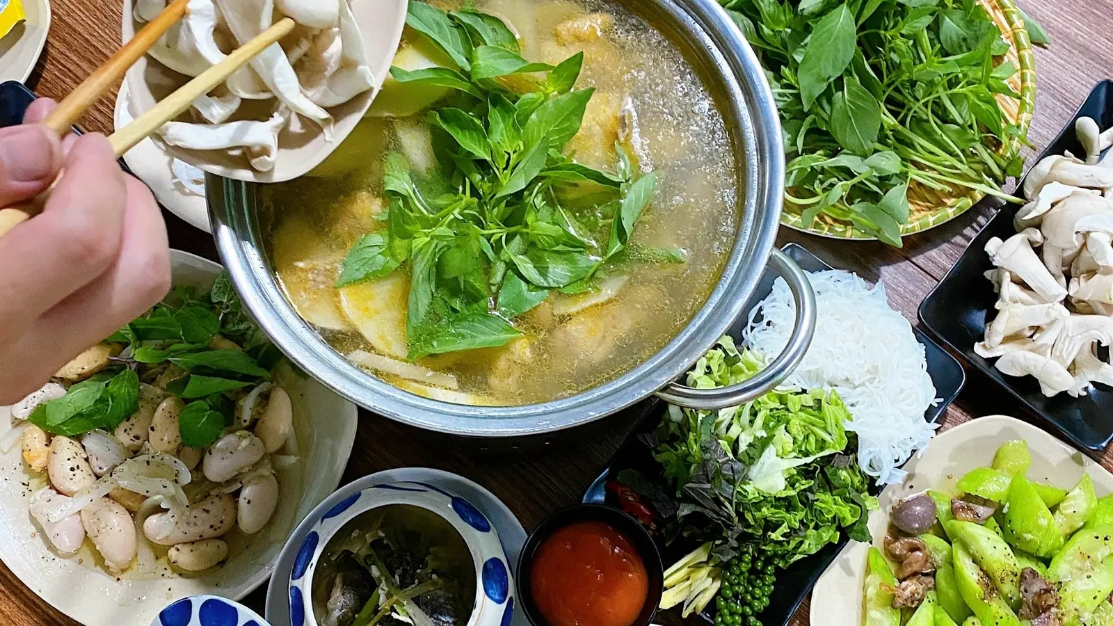Ảnh bìa Lẩu Gà Lá É Phú Yên - Tô Ký