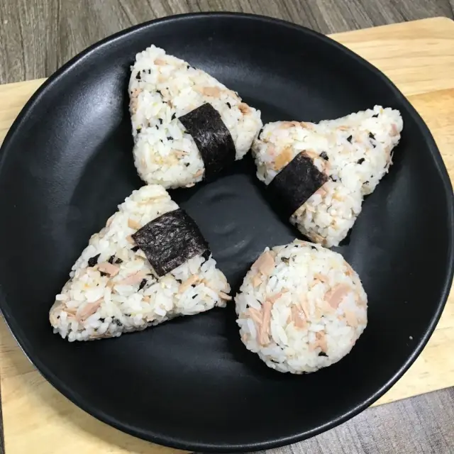 Ảnh bìa Tiệm Cơm Nắm - Bánh Mì Que - Lê Thị Hồng Gấm